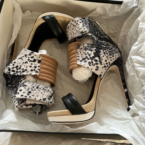 Mia Limited Edition genuine leather heels sandals - Picture 11 of 12